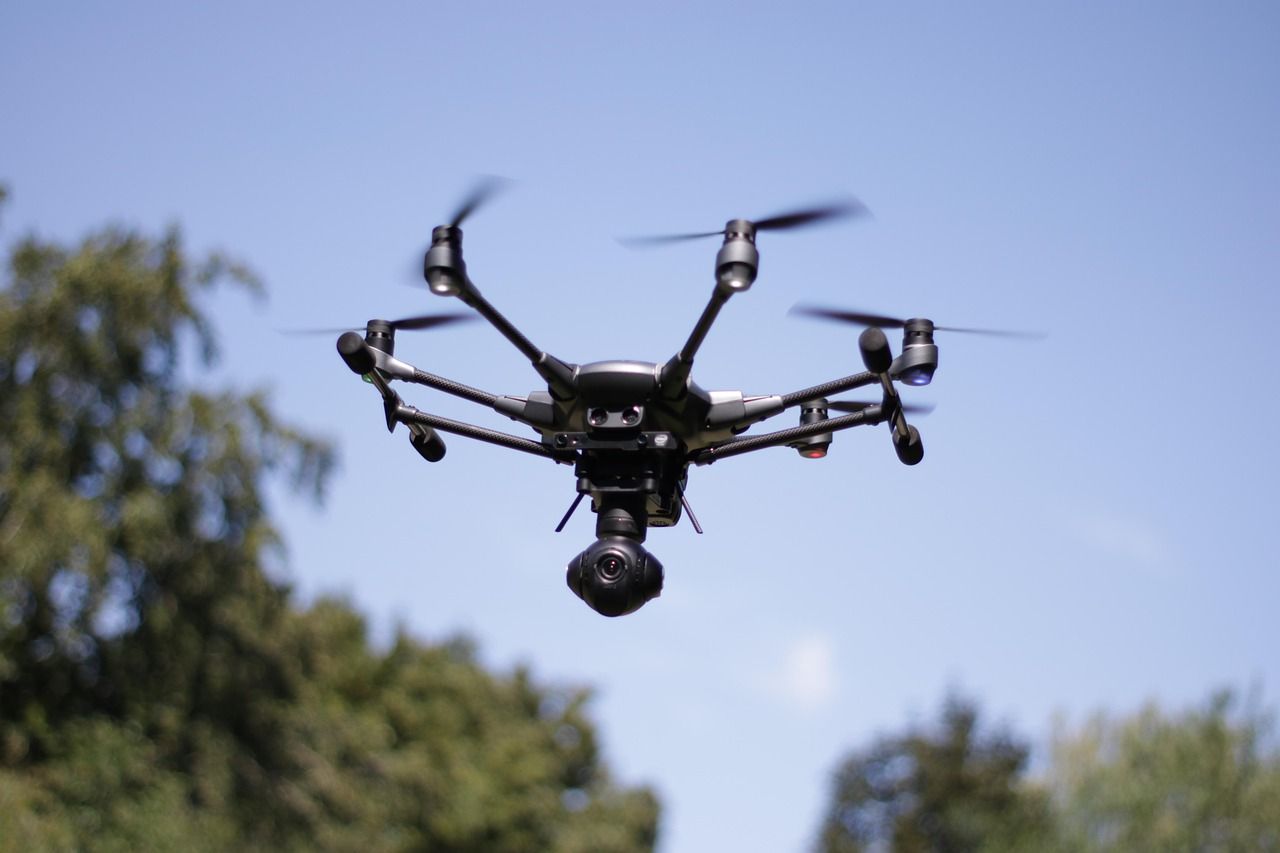 Drone volant dans un ciel bleu