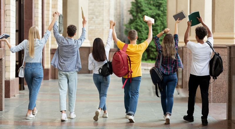 Chapeaux de diplômés jetés en l'air